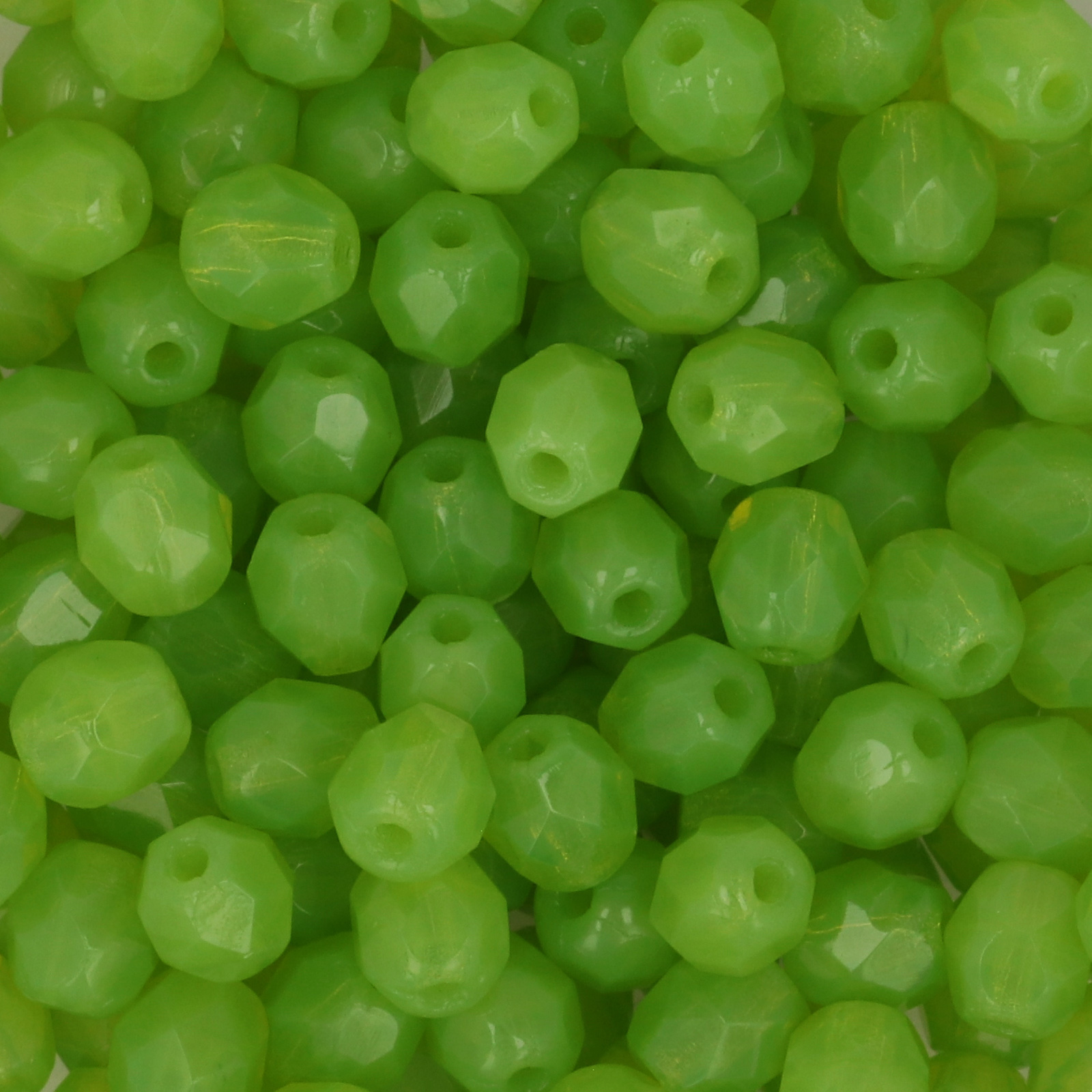 böhmische glasschliffperlen milky peridot 4mm | 50st
