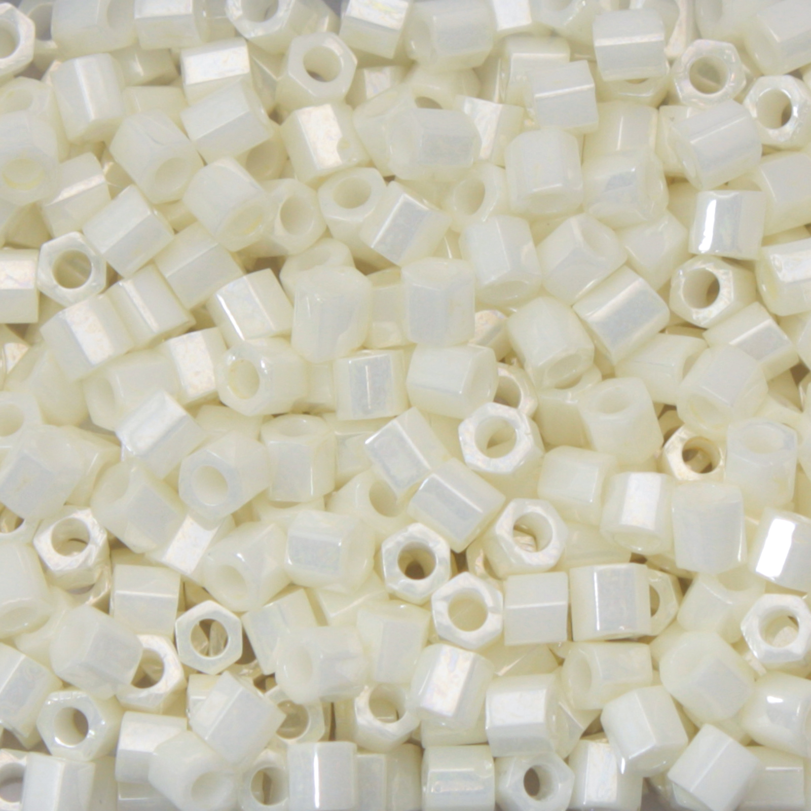 saatperlen toho 8/0 hex opaque lustered navajo white (122) | 10gr