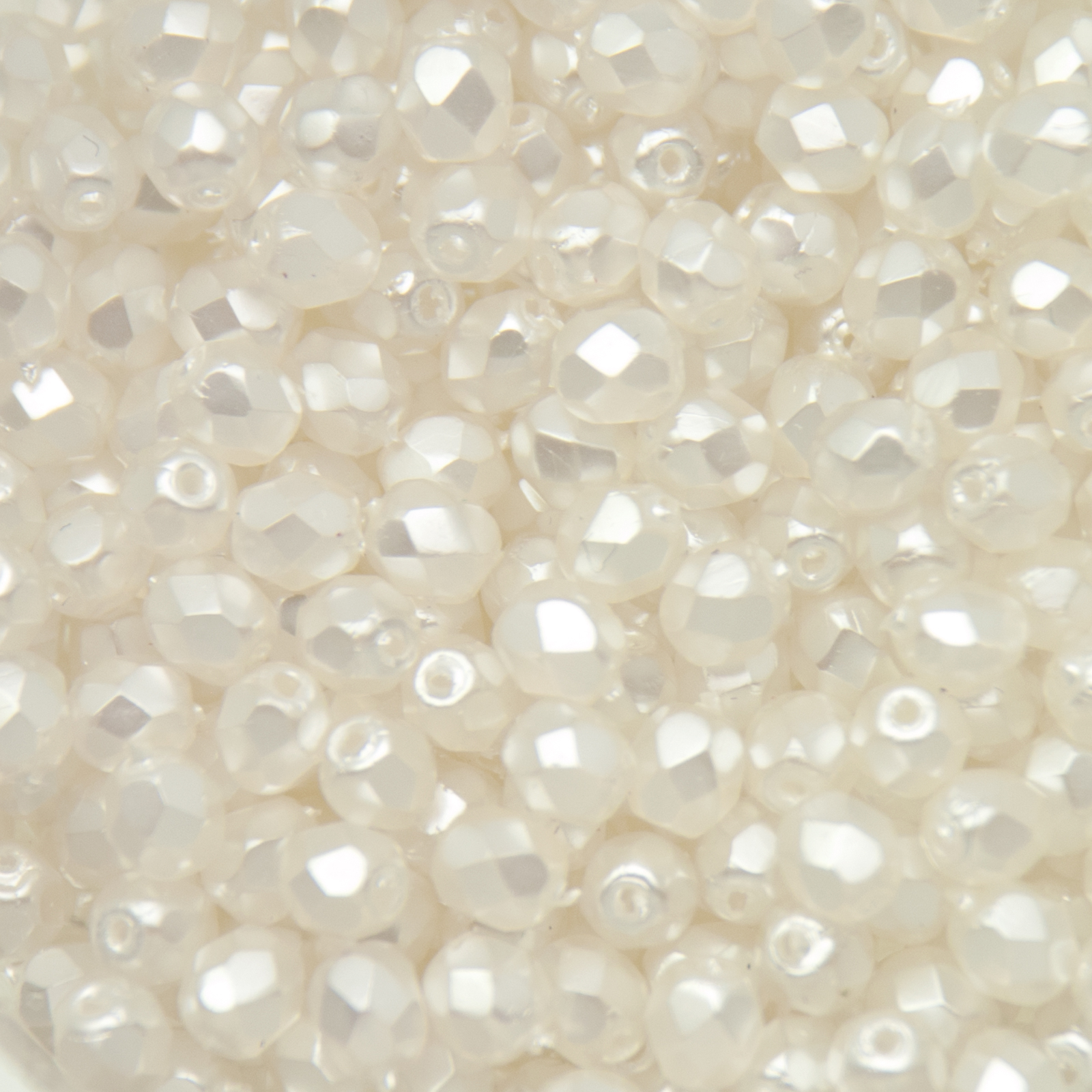 böhmische glasschliffperlen coated white pearl 4mm | 50st