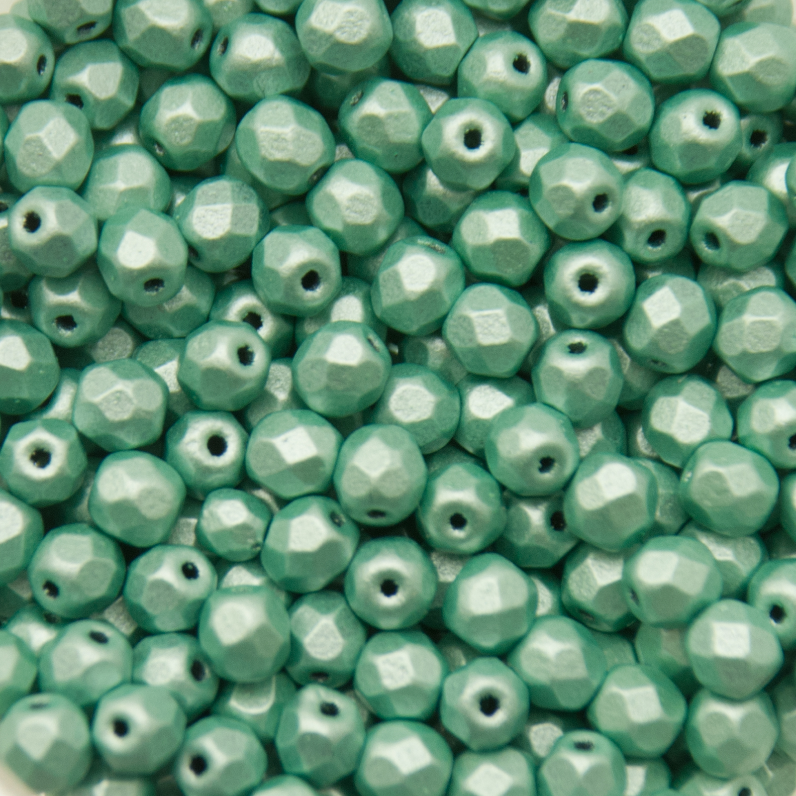 böhmische glasschliffperlen metallic light green suede 4mm | 50st