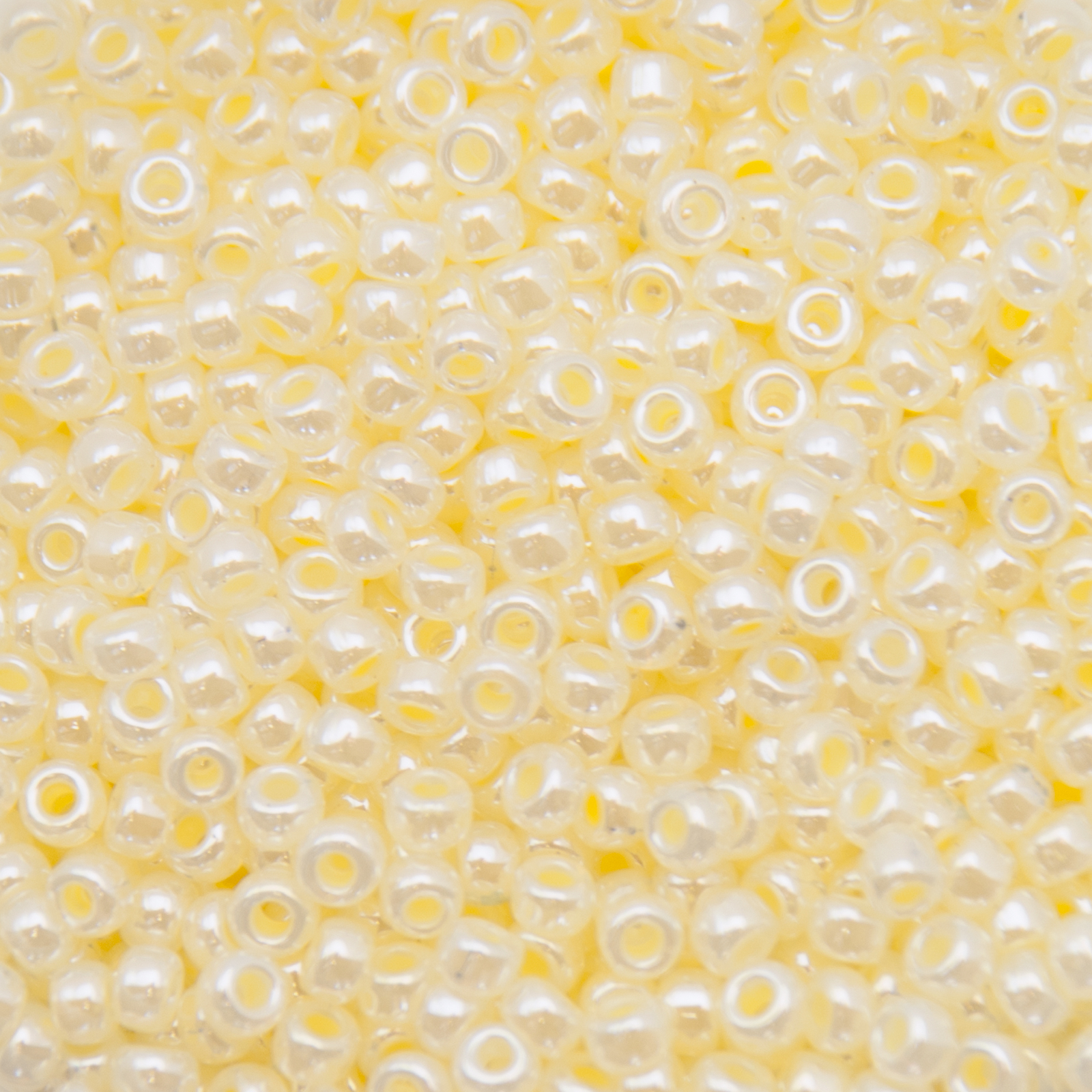 miyuki rocailles 8/0 - opaque butter cream ceylon (527) | 10gr
