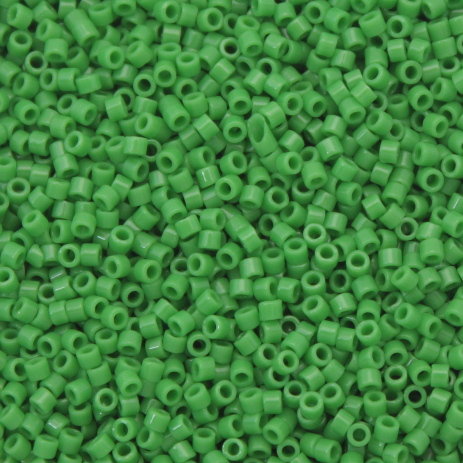 miyuki delica 11/0 - opaque pea green | 8gr