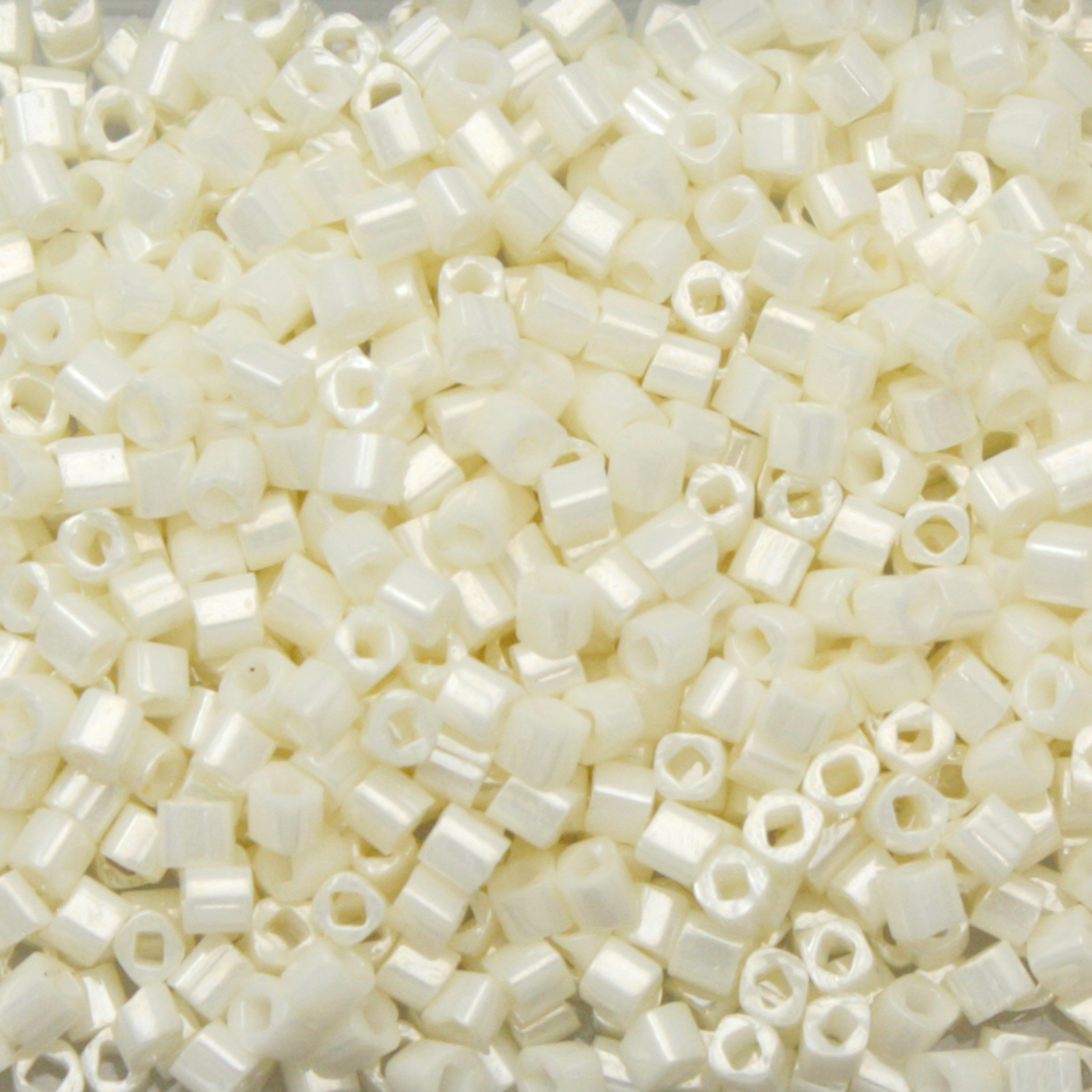 cube perlen toho 1,5mm opaque lustered navajo white (122) | 10gr